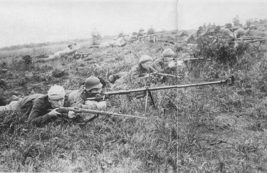 Советские бронебойщики на острове Шумшу в ходе Курильской десантной операции. Август 1945 г.
