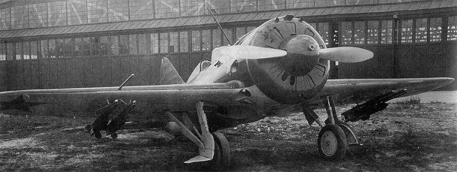 Истребитель И-16, вооруженный реактивными снарядами РС-132. Такой тип авиационного вооружения был впервые применен во время боев на Халхин-Голе в 1939 году