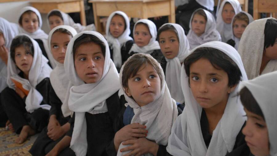 Девочки-ученицы женской школы в Афганистане, начало XXI века