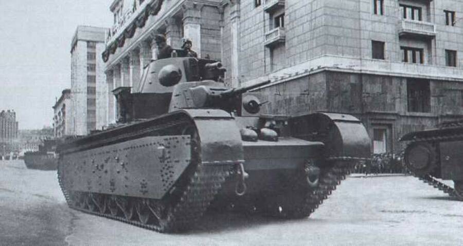 Тяжелый танк Т-35 выпуска 1939 года с коническими башнями, Москва, 7 ноября 1939 года