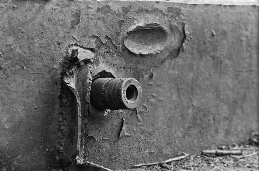 Немецкий снаряд, застрявший в бортовой броне тяжелого танка КВ-1, 1942 год