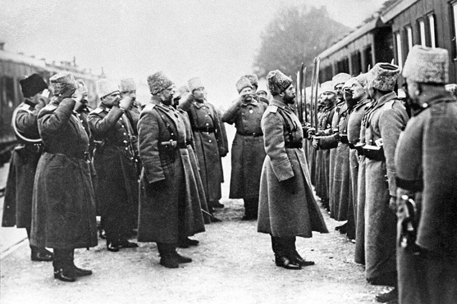 Верховный главнокомандующий император Николай II в действующей армии на Западном фронте, март 1916 года