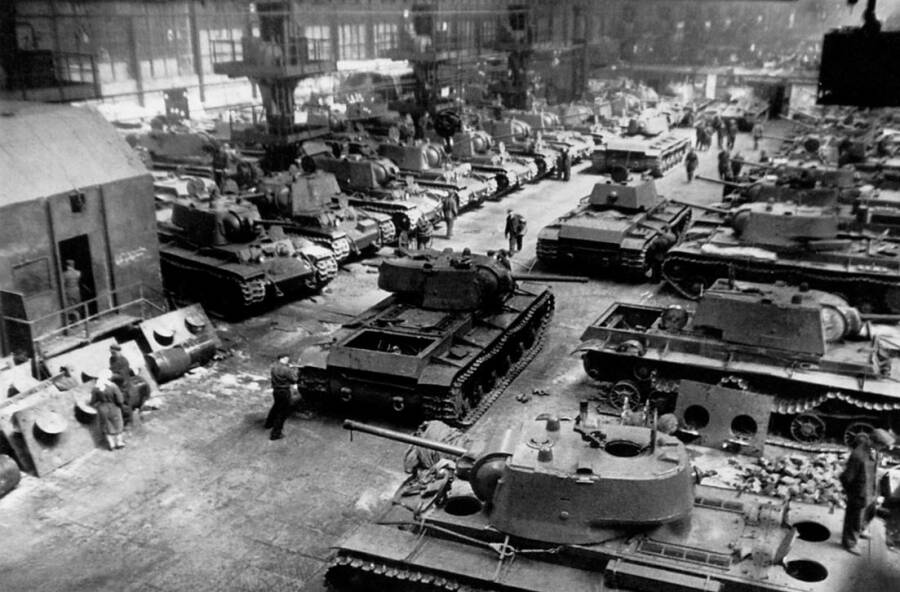 Сборочный цех танков КВ-1 Челябинского Кировского завода, весна 1942 года