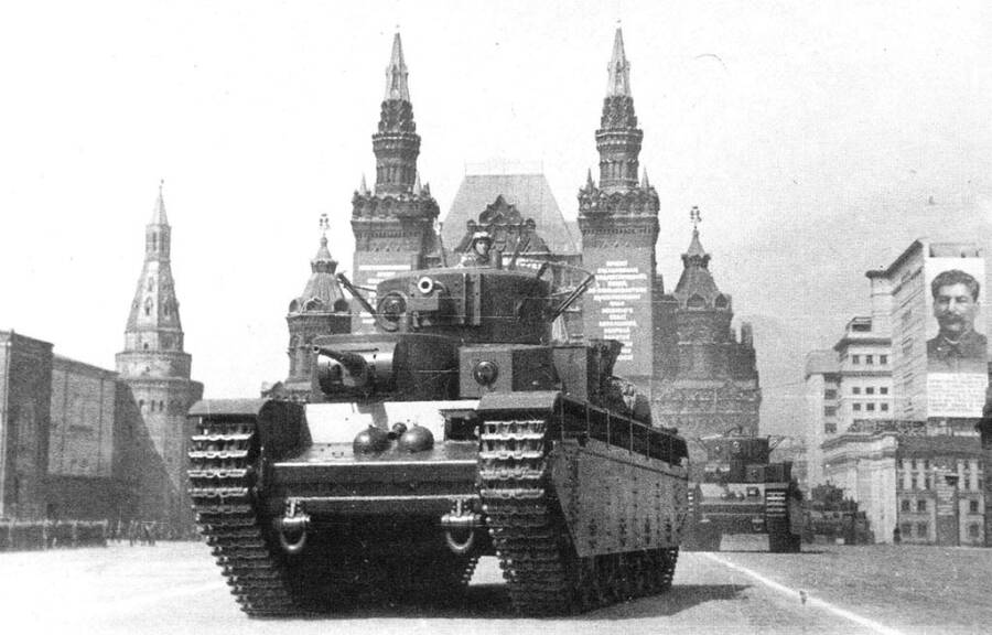 Колонна тяжелых танков на Красной площади, Москва, 1 мая 1936 года