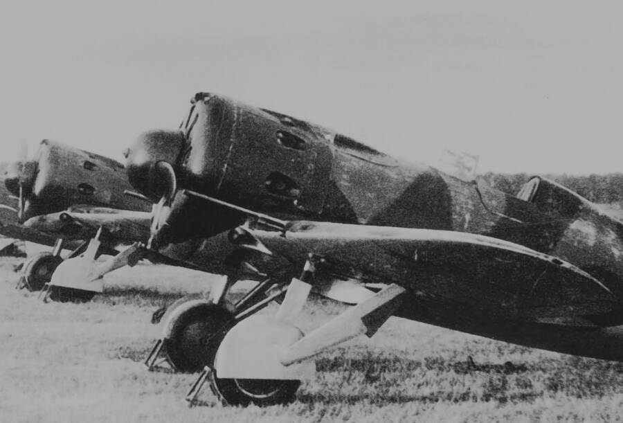 Истребители И-16 на аэродроме, июль-август 1941 года