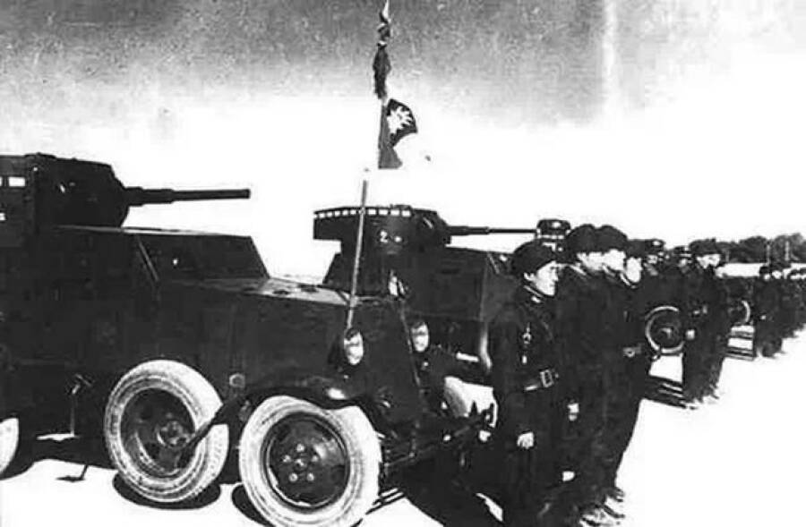 Советские бронеавтомобили БА-6 и БА-27 (на заднем плане) в армии Китайской республики