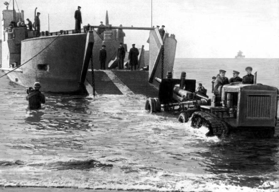 Высадка тяжелой артиллерии с десантных судов на берег острова Шумшу, 20 августа 1945 года