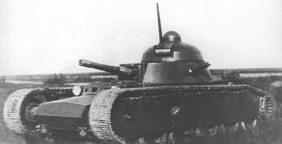 «Мощный средний танк» ТГ-1 во время испытаний на полигоне в Кубинке. 37-миллиметровое орудие в верхней башенке могло при необходимости служить зенитным