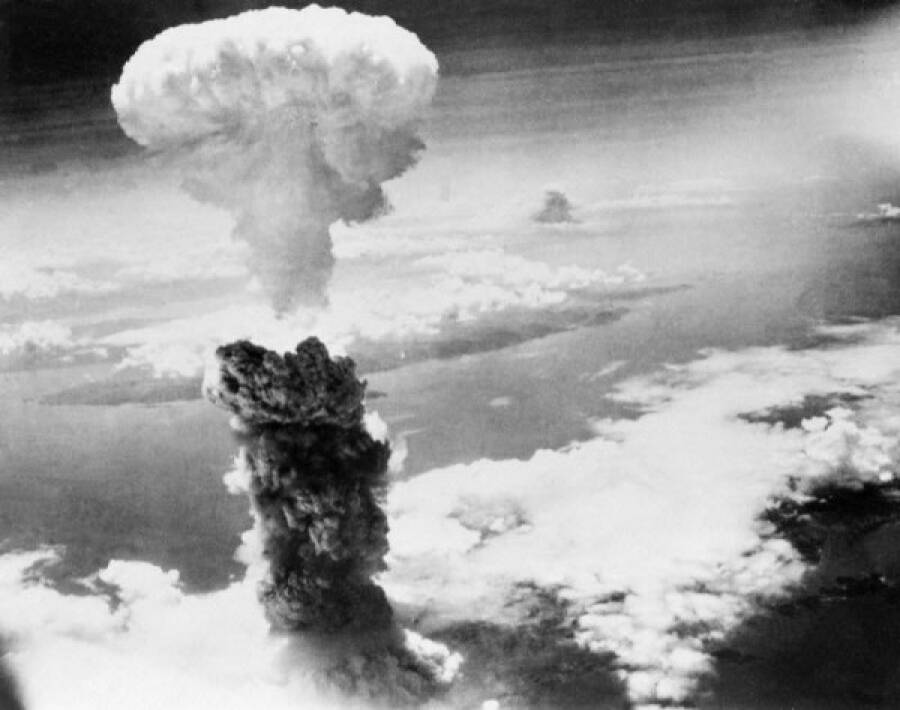 Огромный столб дыма поднимается в воздух после взрыва второй атомной бомбы в портовом городе Нагасаки 9 августа 1945 года