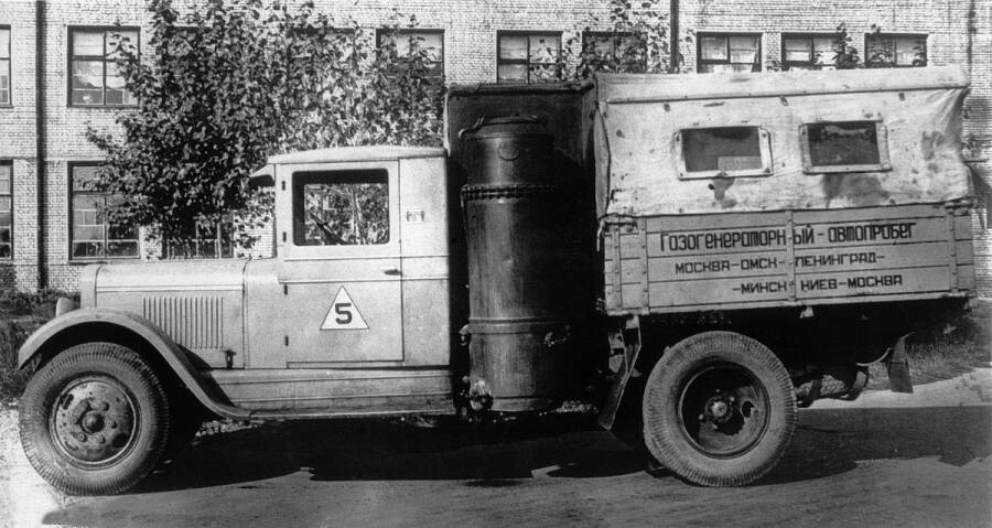 Грузовик ЗИС-5 с газогенераторной установкой Д-13 «Комсомолец», участвовавший в большом автопробеге 1938 года