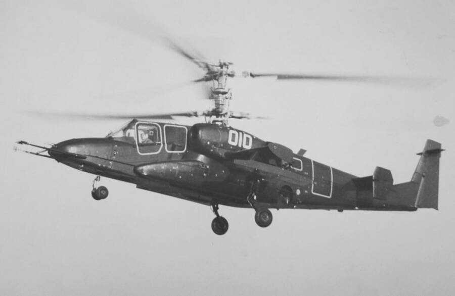 Первый летный экземпляр опытного вертолета В-80. В целях маскировки на корпусе белой краской изображены контуры «пассажирских иллюминаторов»