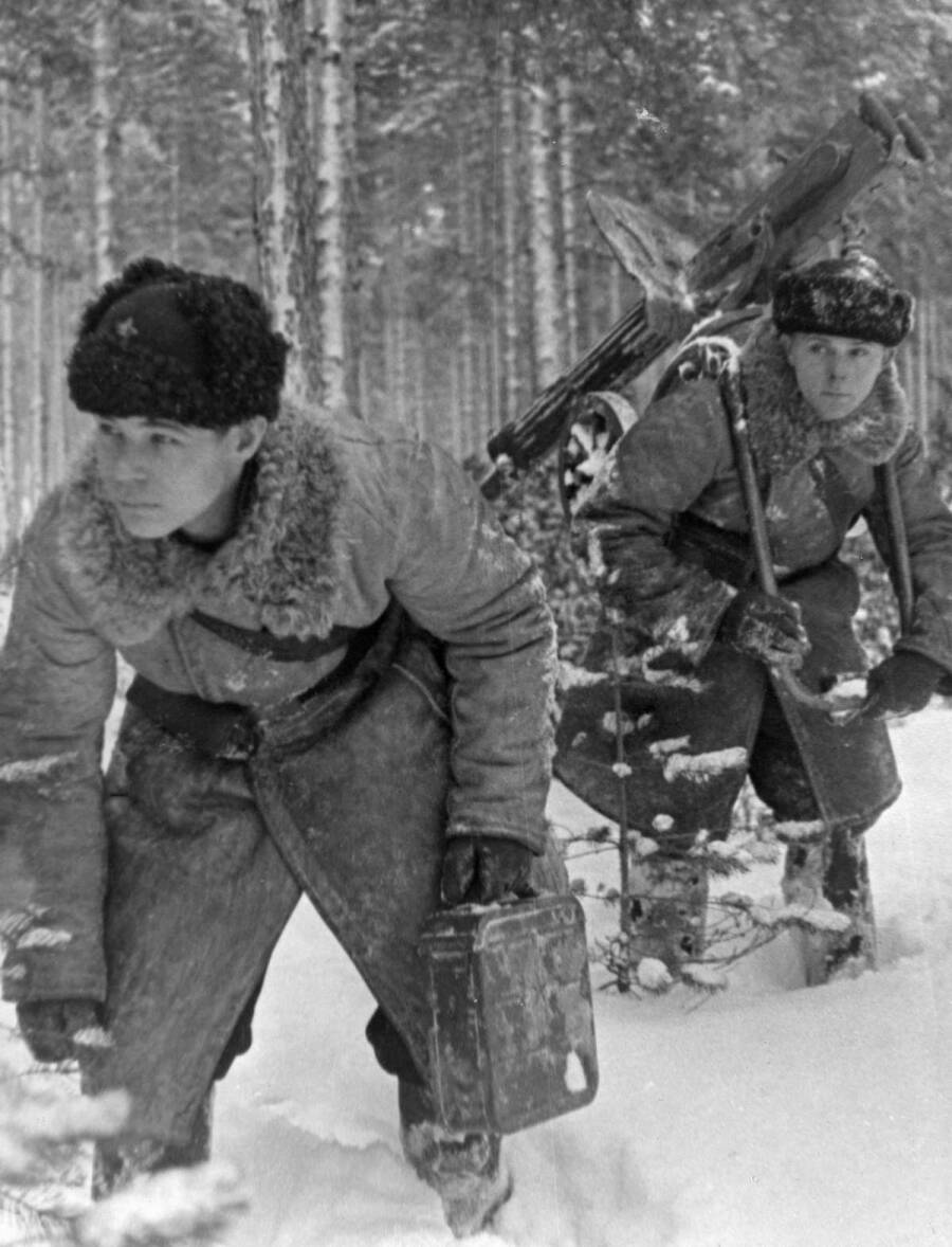 Расчет пулемета «Максим» РККА в лесу у линии Маннергейма, 1940 год. У бойца на переднем плане — одна из первых ушанок, у его товарища — шапка-финка