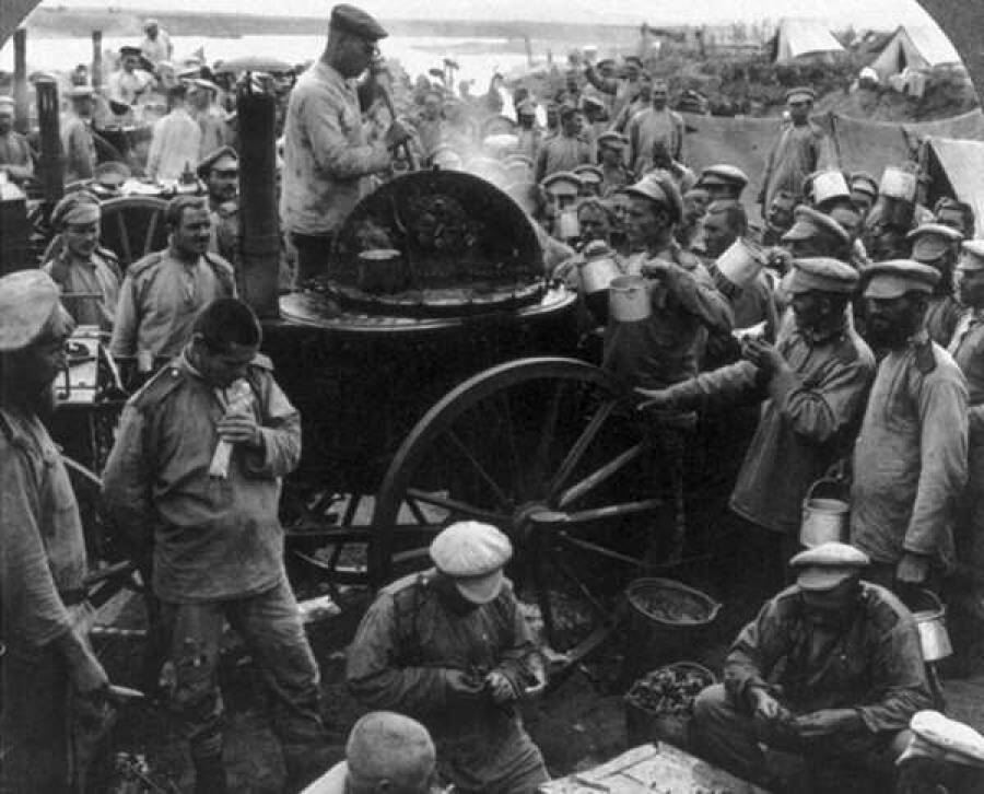 Солдаты Русской императорской армии получают обед. В центре снимка — четырехколесная пехотно-артиллерийская военно-походная кухня системы Бруна 