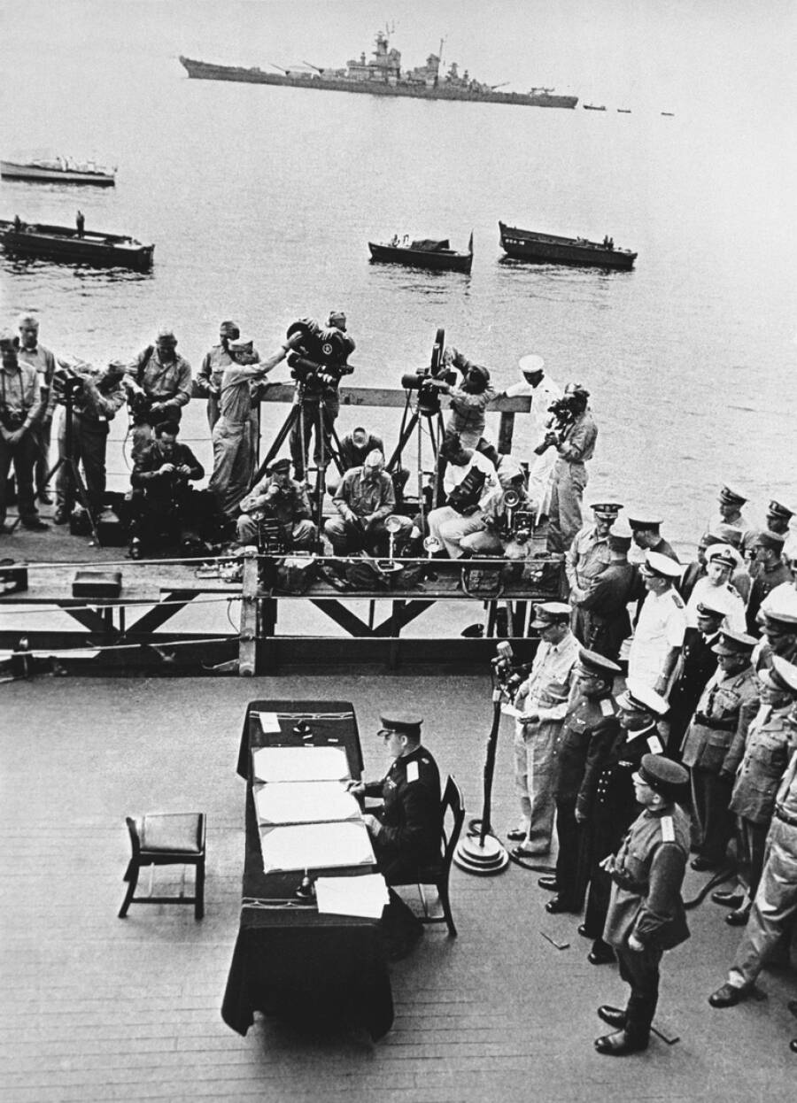 Генерал-лейтенант Кузьма Деревянко от лица СССР подписывает Акт о капитуляции Японии на борту американского линкора «Миссури», 2 сентября 1945 года