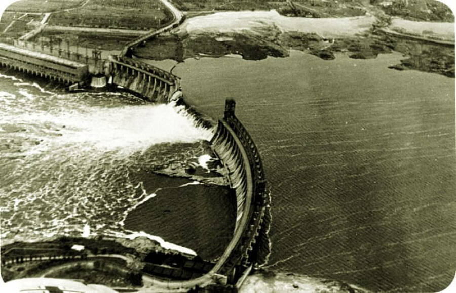 Фото взорванной плотины с немецкого самолета