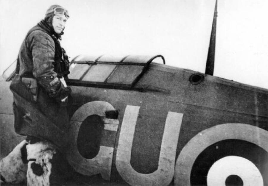 Командир 78-го ИАП майор Борис Феоктистович Сафонов перед вылетом на Харрикейне «GU 35» Z4012 из 134-го эскадрона. Аэродром Ваенга, октябрь 1941 года. Фото Евгений Халдей
