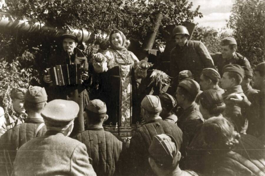 Лидия Русланова выступает перед бойцами