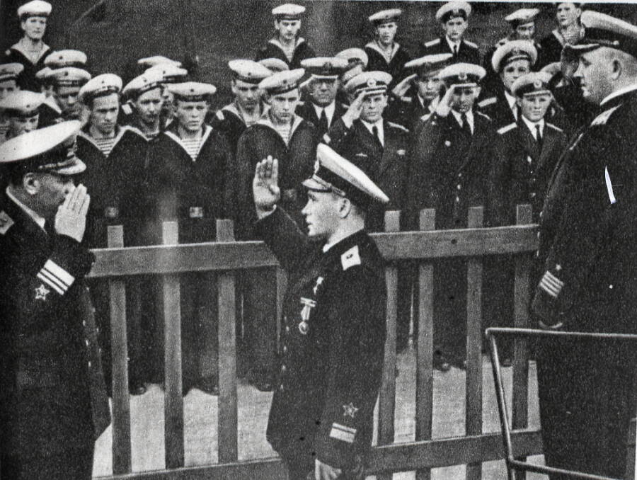 Контр-адмирал Александр Петелин (в центре) докладывает первому заместителю командующего Северным флотом вице-адмиралу Семену Лобову (слева) об успешном окончании подводного плавания к Северному полюсу, июль 1962 года