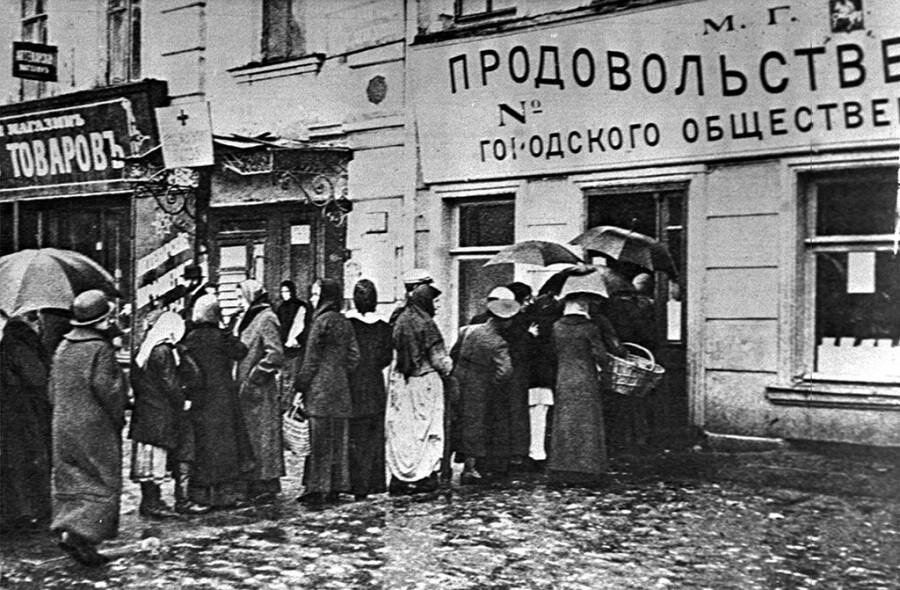 Очередь за хлебом в Петрограде