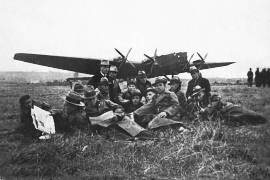 Групповая фотография советских летчиков-добровольцев во время перелета в Китай на тяжелом бомбардировщике ТБ-3, 1938 год
