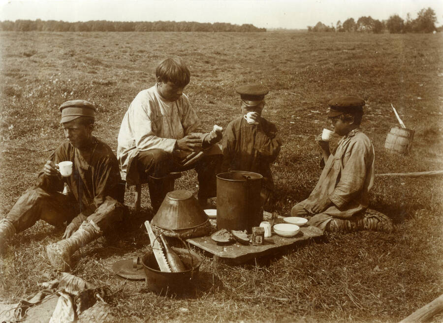 Чаепитие в поле. Начало XX века