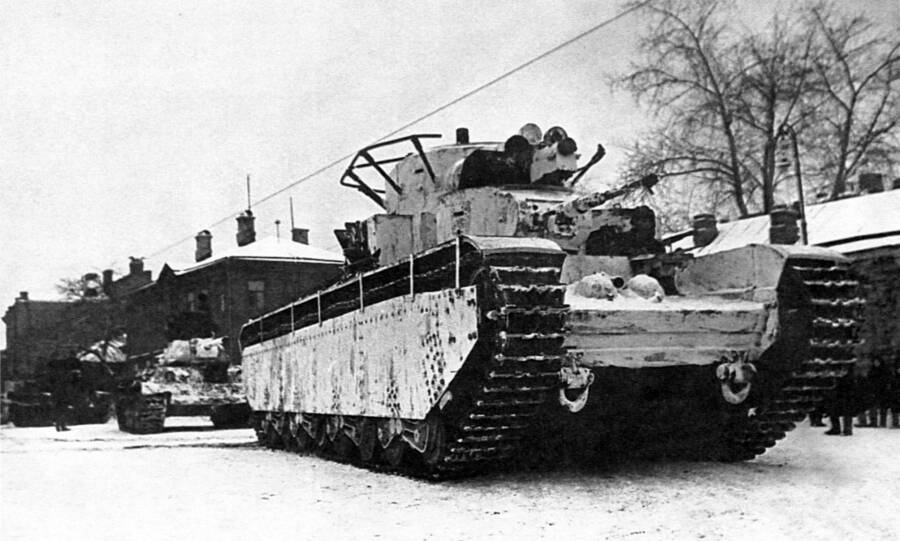 Тяжелый танк Т-35 на улице Льва Толстого в Москве, ноябрь 1941 года. Два танка Т-35 принимали участие в обороне Москвы в составе сводного танкового полка Военной Академии Моторизации и Механизации РККА