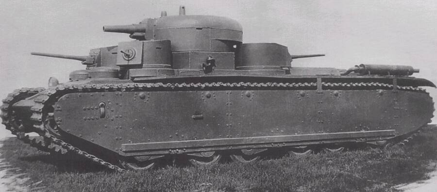 Первый прототип тяжелого танка Т-35 во время испытания вооружения. Серийные танки получили башни совсем другого вида