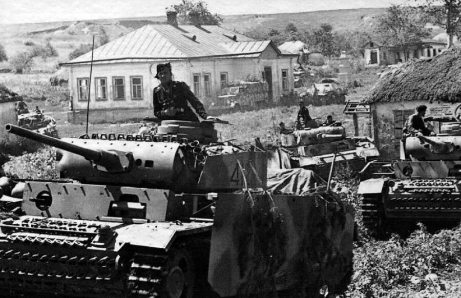 Немецкие экранированные танки Pz.Kpfw. III в советском селе перед началом операции «Цитадель»