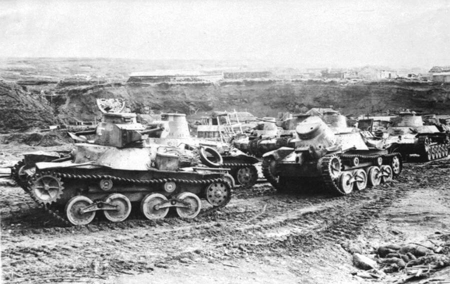 Легкие танки «Ха-Го» и средние «Чи-Ха» 11-го японского танкового полка на окраине военно-морской базы Катаока на острове Шумшу во время капитуляции