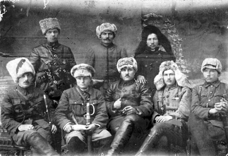 Руководители партизанского движения Западной Сибири. На головах хорошо видны и трофейные «колчаковки» (у сидящего крайним справа), и папахи образца 1910 года (у стоящего крайним слева), и малахаи (у сидящего вторым справа)
