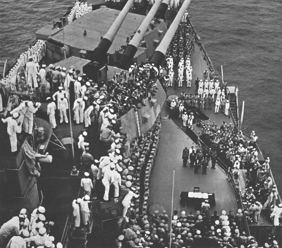Моряки американского линкора «Миссури» (USS Missouri (BB-63) наблюдают за началом церемонии капитуляции Японии, проводившейся на палубе линкора, 2 августа 1945 года