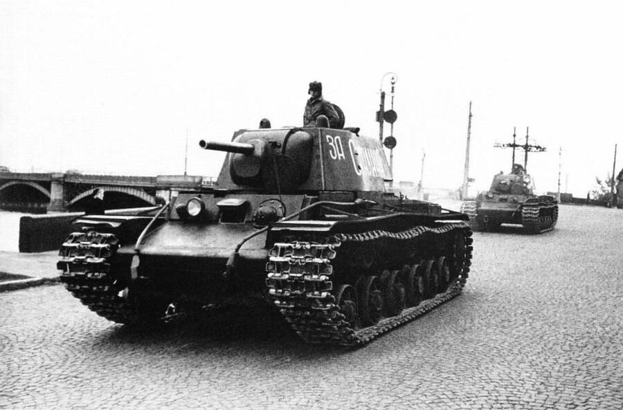 Колонна отремонтированных тяжелых танков КВ-1 на пути к линии фронта, Ленинград, апрель 1942 года