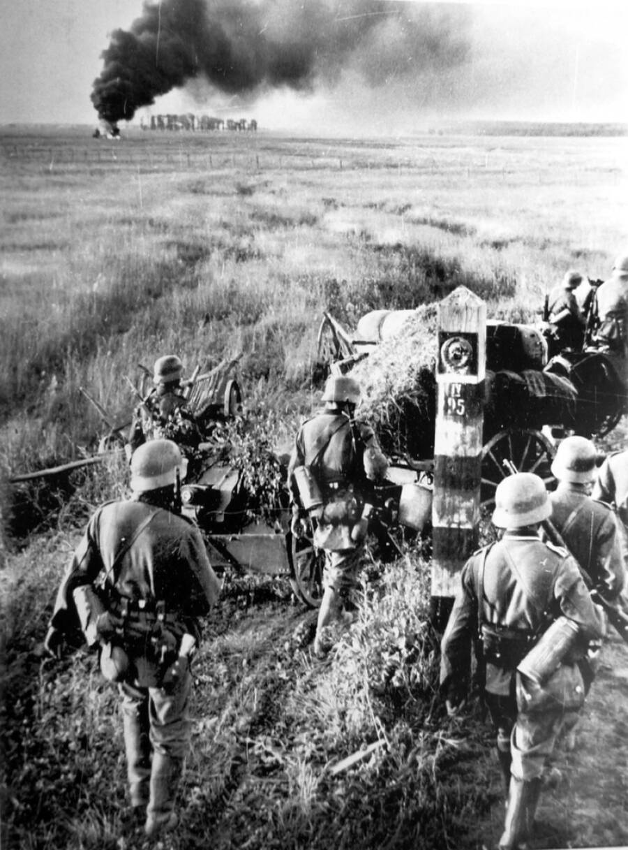 Немецкие пехотинцы переходят границу СССР, утро 22 июня 1941 года