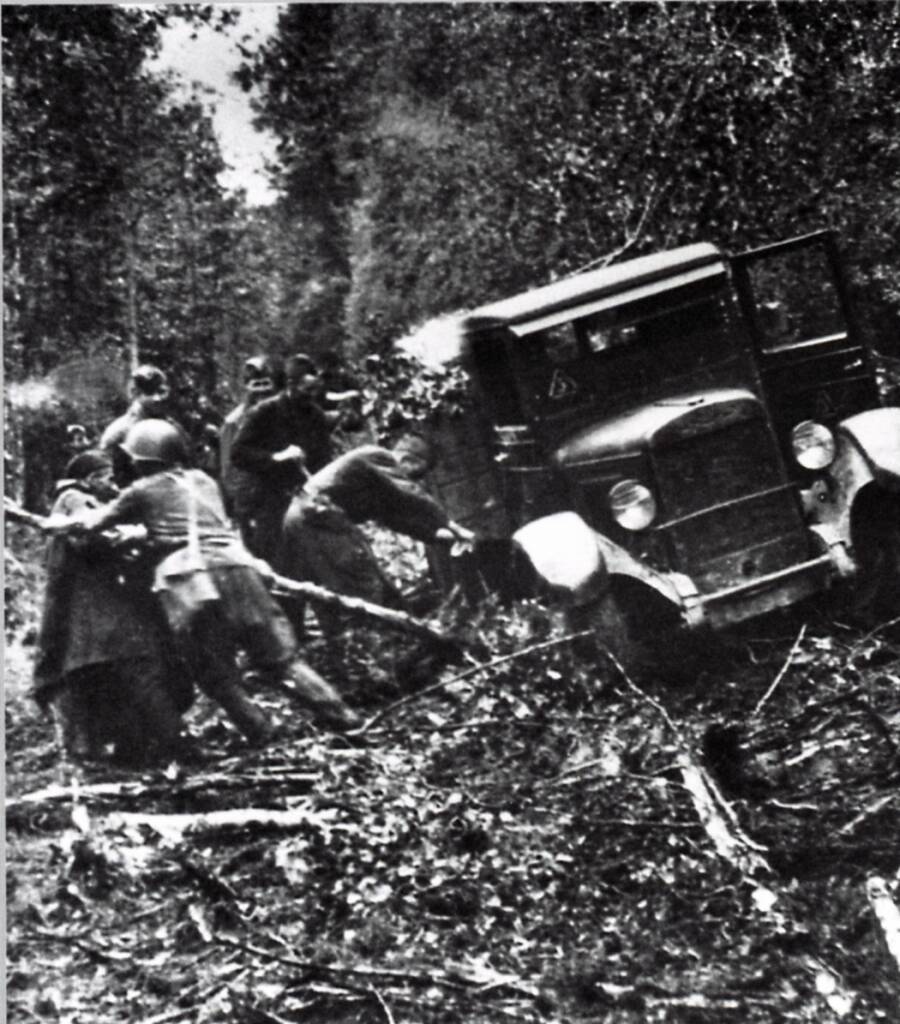 Несмотря на достаточно высокую проходимость, вездеходами «захары» не были На снимке: бойцы 311-й стрелковой дивизии вытаскивают застрявший на лесной дороге грузовик ЗиС-5 довоенной сборки, сентябрь-октябрь 1941 года