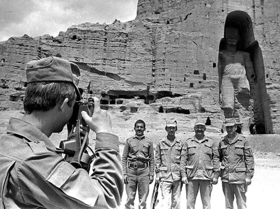 Советские офицеры фотографируются на фоне статуй Будды в Бамианской долине