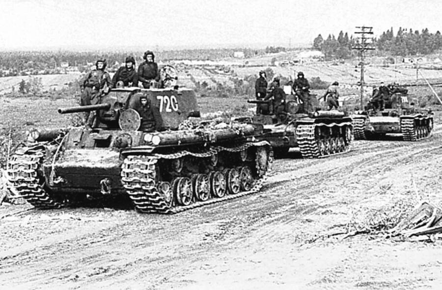 Колонна танков КВ-1 и КВ-1с на марше, Карельский фронт, весна 1944 года