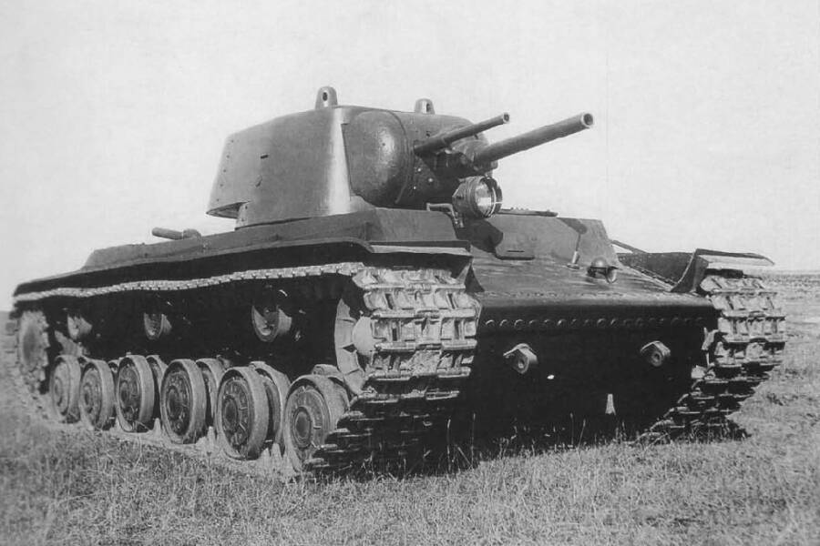 Тяжелый танк У-0 со спаренной артиллерийской установкой 76-и и 45-миллиметровых орудий перед отправкой на смотр новой техники в Москву на полигон НИБТ в Кубинке, сентябрь 1939 года