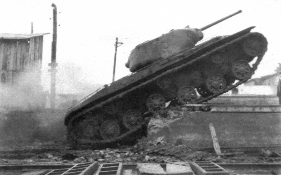 Испытания одного из первых серийных тяжелых танков КВ-1с, Челябинск, август-сентябрь 1942 года
