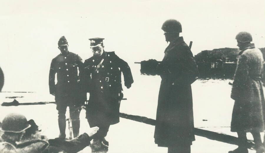Командующий японскими войсками на северных Курильских островах генерал-лейтенант Цуцуми Фусаки прибыл для переговоров о капитуляции