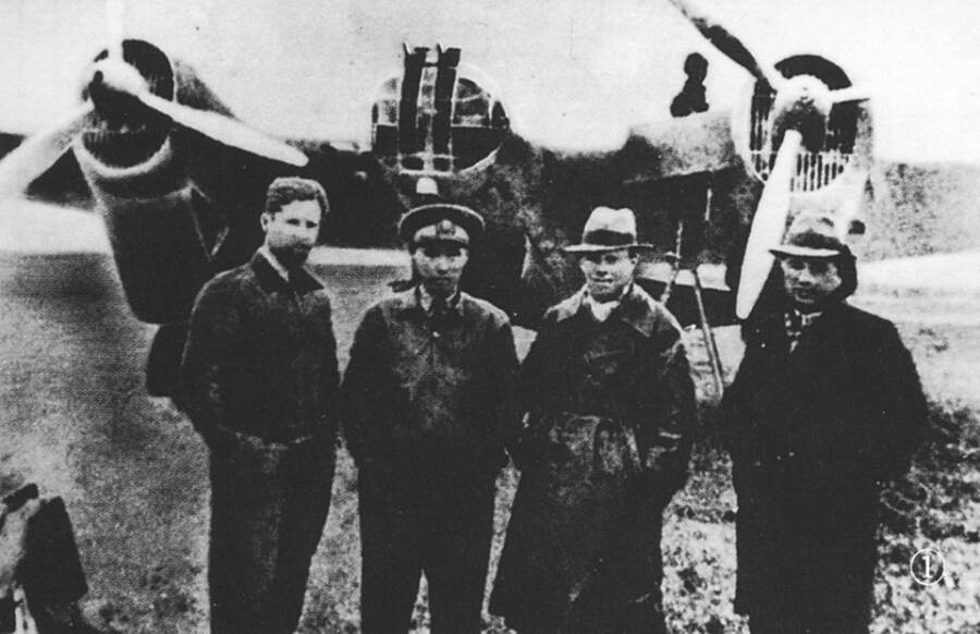 Советские летчики-добровольцы на аэродроме Ухань сразу после прилета из СССР