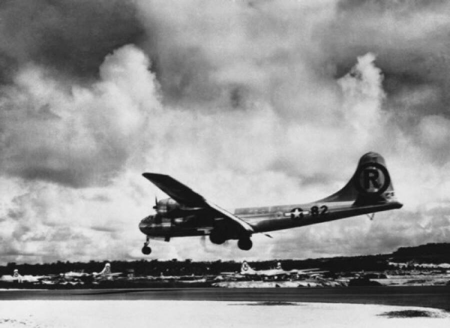 Бомбардировщик B-29 «Энола Гей» заходит на посадку 6 августа 1945 года на базе на острове Тиниан после совершения бомбардировки Хиросимы