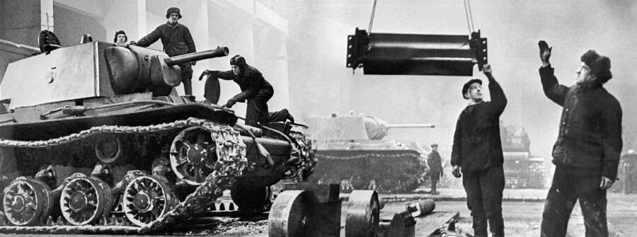 Производство тяжелых танков КВ-1 на заводе № 371 имени Сталина в блокадном Ленинграде, 1942 год. В течение блокады Ленинградский фронт использовал в основном танки, которые собирали и ремонтировали внутри кольца окружения