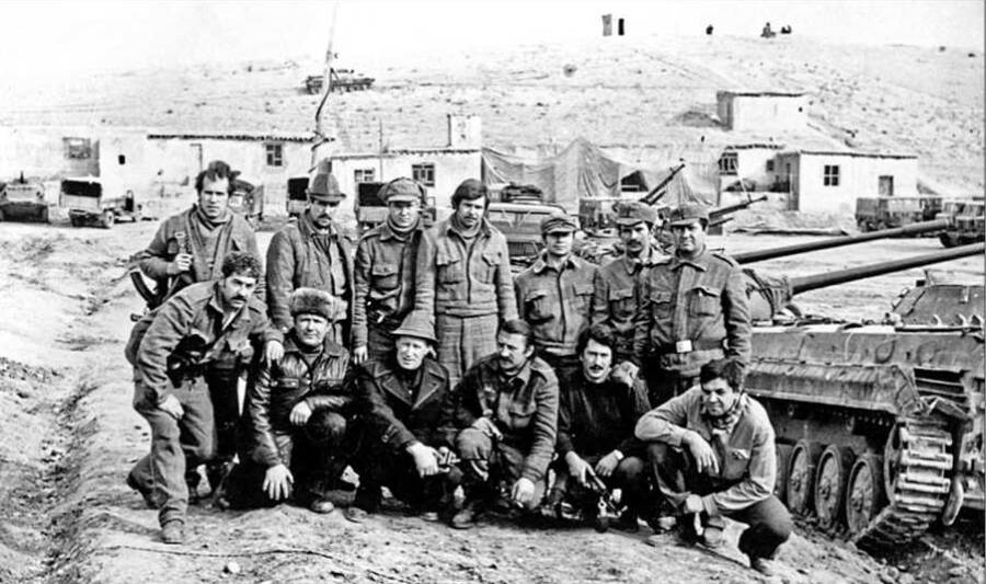 Советские спецназовцы на следующий день после штурма дворца Амина. В нижнем ряду третий слева — создатель «Вымпела» Юрий Дроздов, крайний справа — будущий первый командир «Вымпела» Эвальд Козлов
