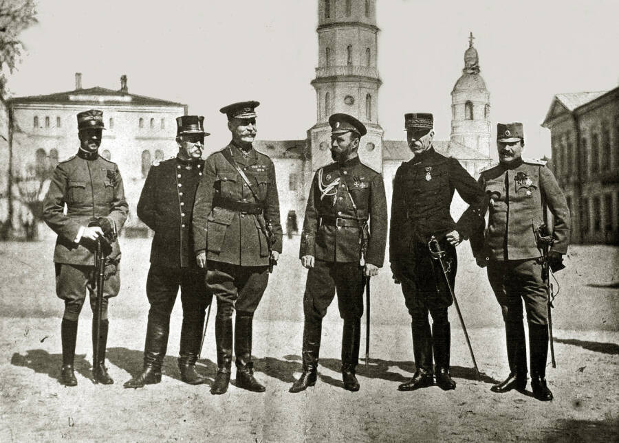 Николай II с иностранными офицерами в Ставке в Могилеве