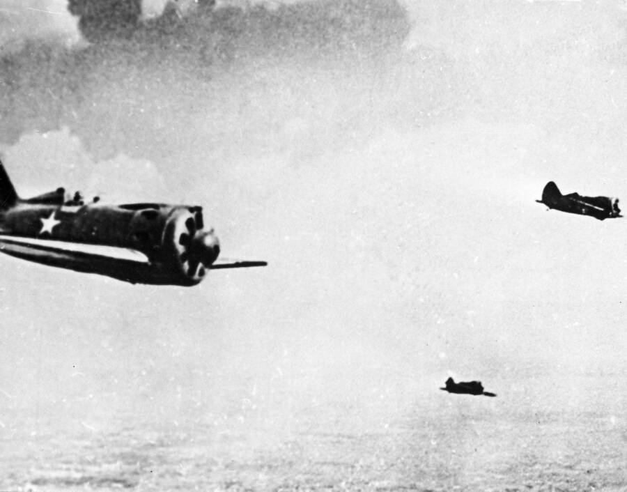 Звено советских истребителей И-16 в небе во время боев на Халхин-Голе, 1939 год