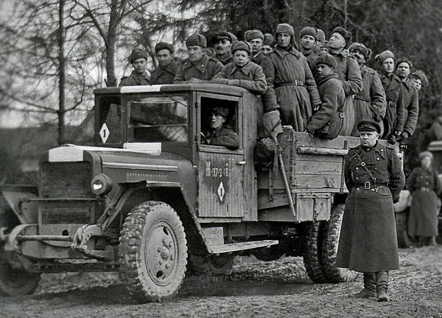 Советские солдаты в кузове грузовика ЗиС-5В