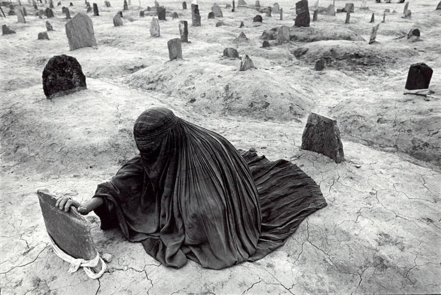 Женщина скорбит на могиле брата, убитого талибами, Афганистан, 1996 год