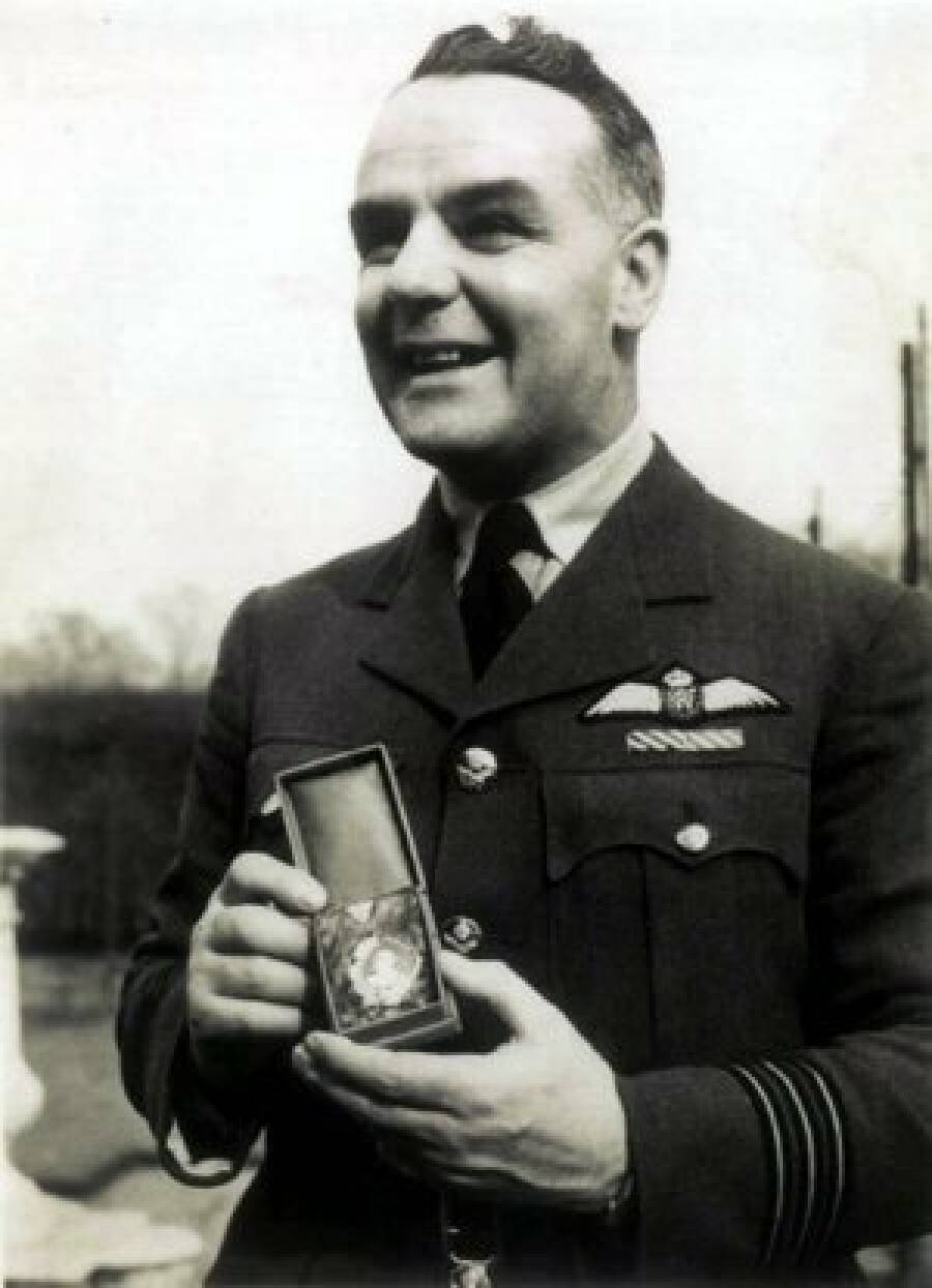 Командующий 151-го крыла Королевских ВВС Великобритании вин-коммандер Henry Neville Gynes Ramsbottom-Isherwood с вручённым ему орденом Ленина (№ 7384). Посольство СССР в Лондоне, 31 марта 1942 года