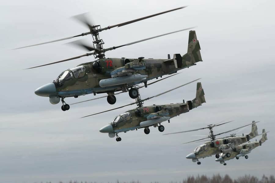 Боевые разведывательно-ударные вертолеты Ка-52 «Аллигатор» в полете