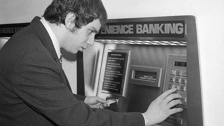 Использование банкомата в 1990-е.